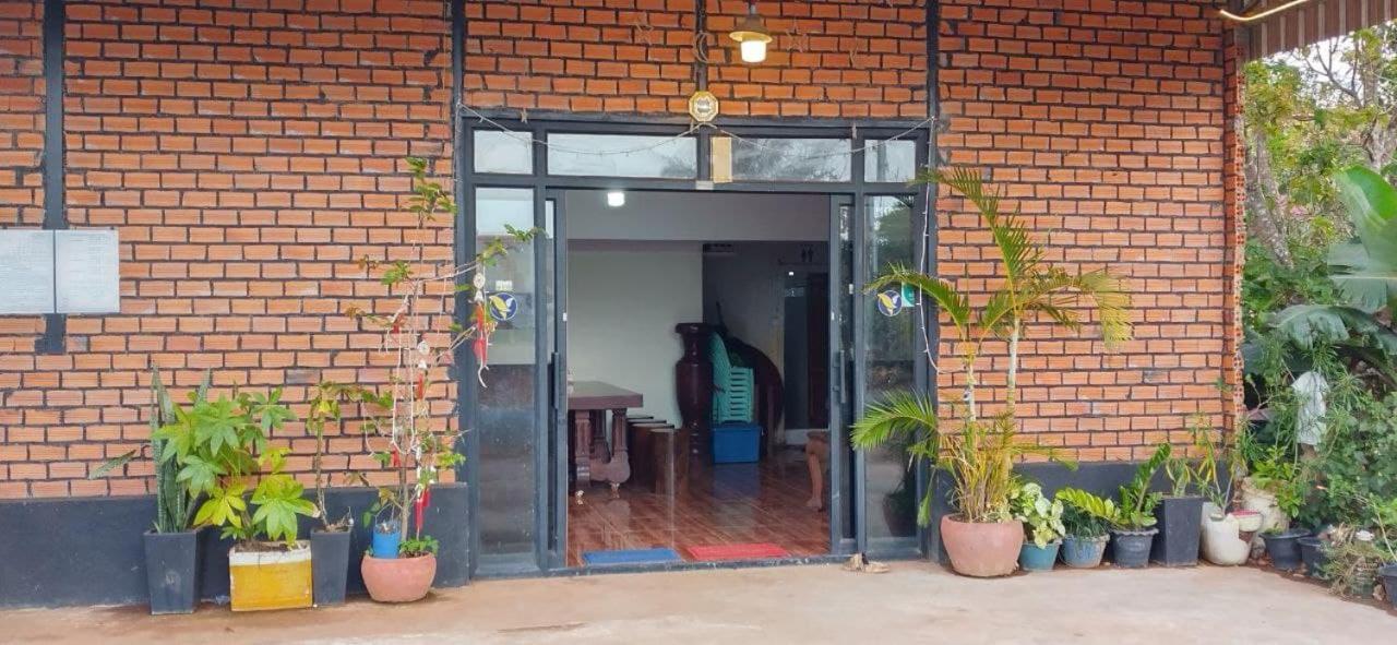 Manel Guesthouse And Restaurant ศรีมโนรม ภายนอก รูปภาพ