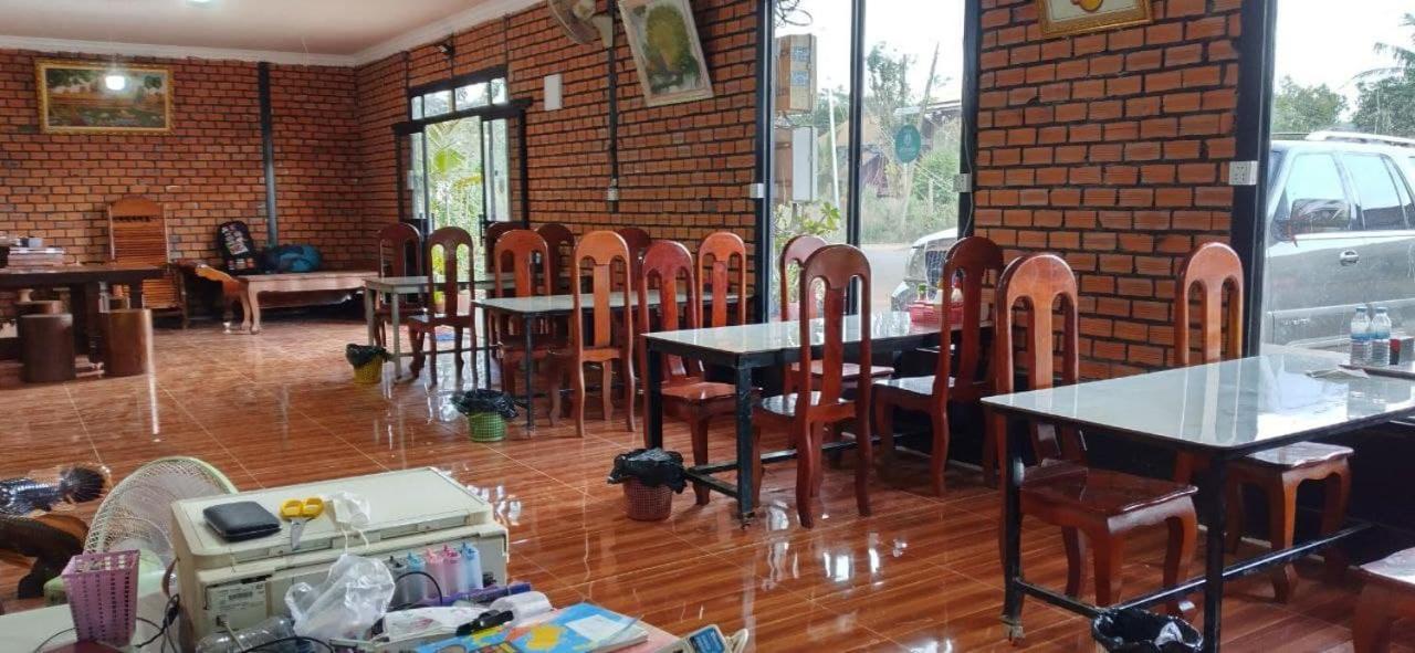 Manel Guesthouse And Restaurant ศรีมโนรม ภายนอก รูปภาพ