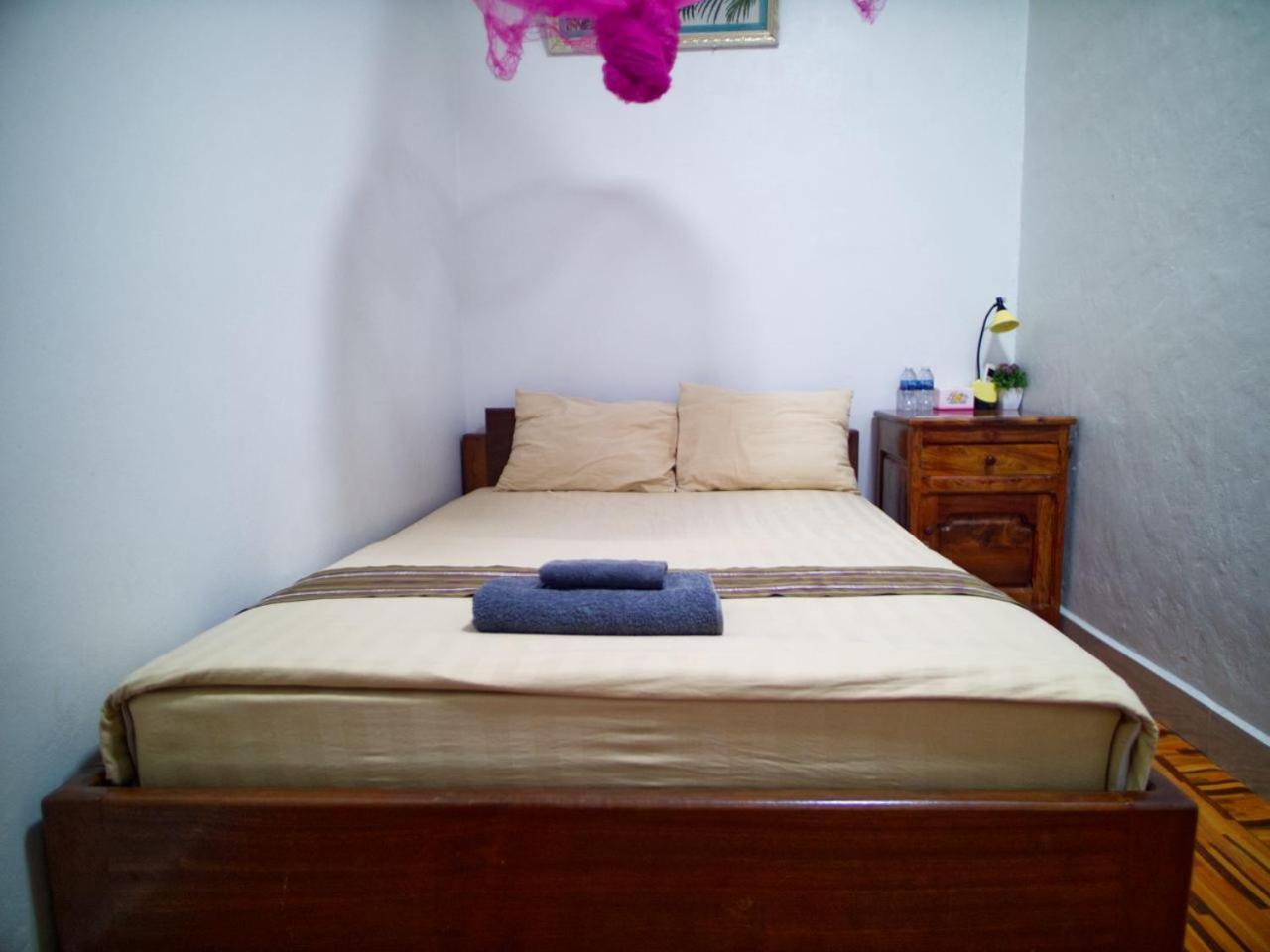 Manel Guesthouse And Restaurant ศรีมโนรม ภายนอก รูปภาพ