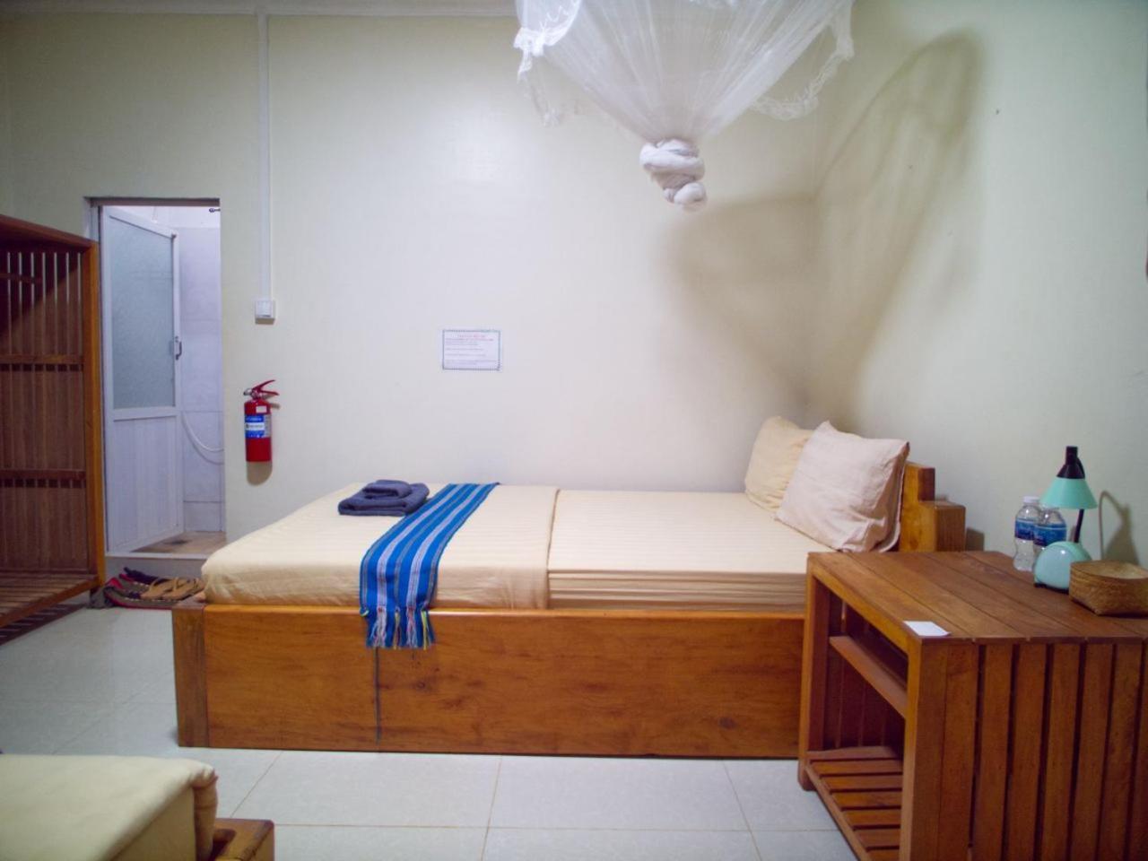 Manel Guesthouse And Restaurant ศรีมโนรม ภายนอก รูปภาพ