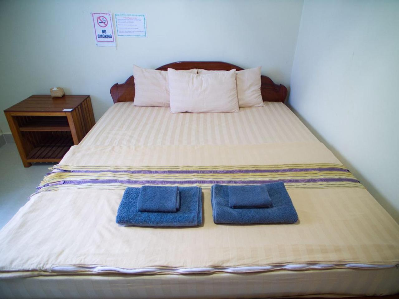 Manel Guesthouse And Restaurant ศรีมโนรม ภายนอก รูปภาพ