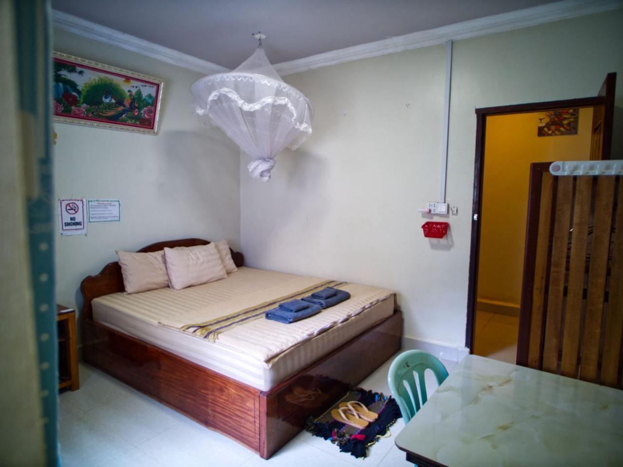 Manel Guesthouse And Restaurant ศรีมโนรม ภายนอก รูปภาพ