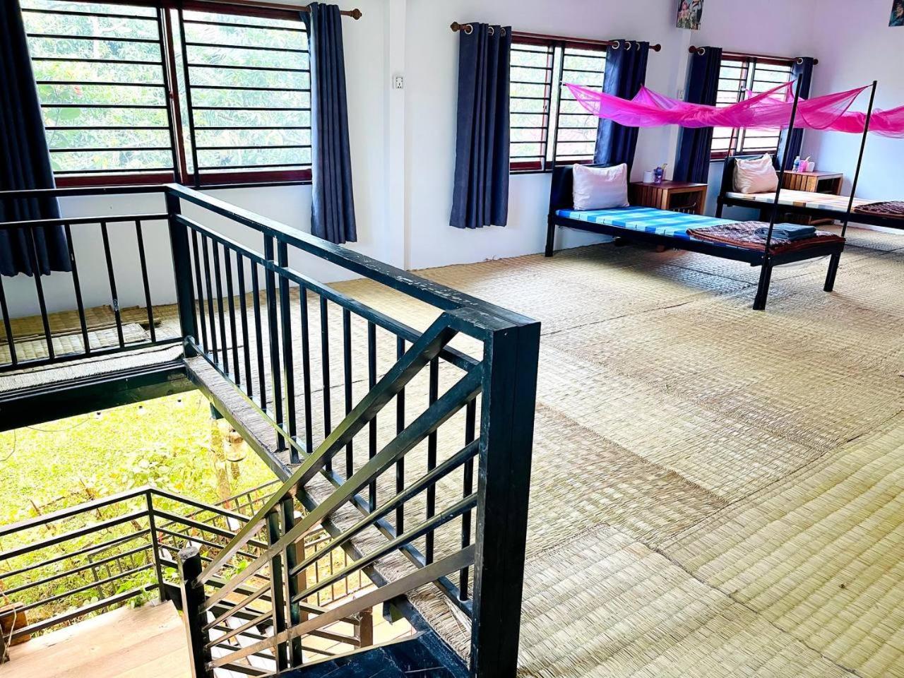 Manel Guesthouse And Restaurant ศรีมโนรม ภายนอก รูปภาพ
