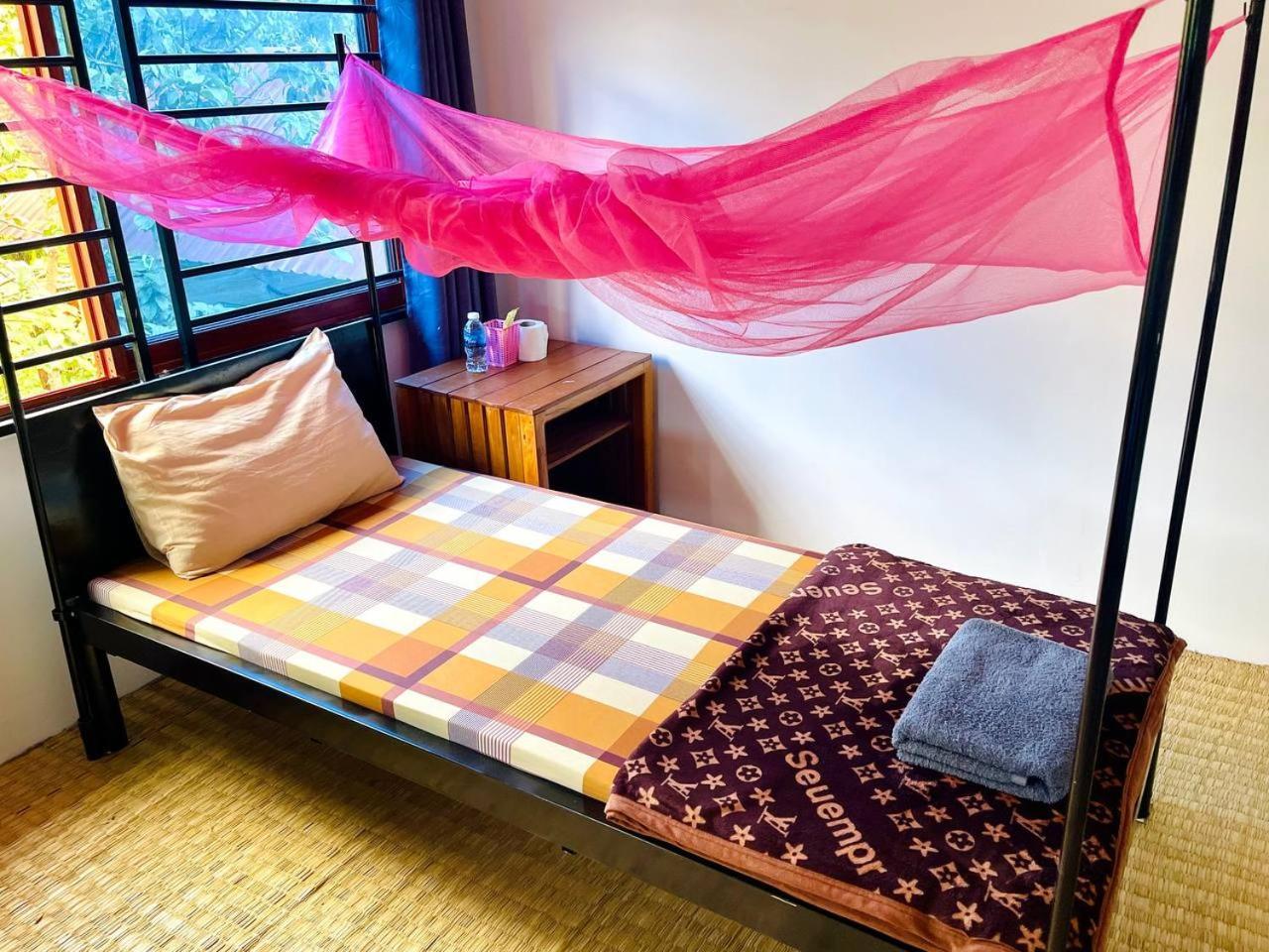 Manel Guesthouse And Restaurant ศรีมโนรม ภายนอก รูปภาพ