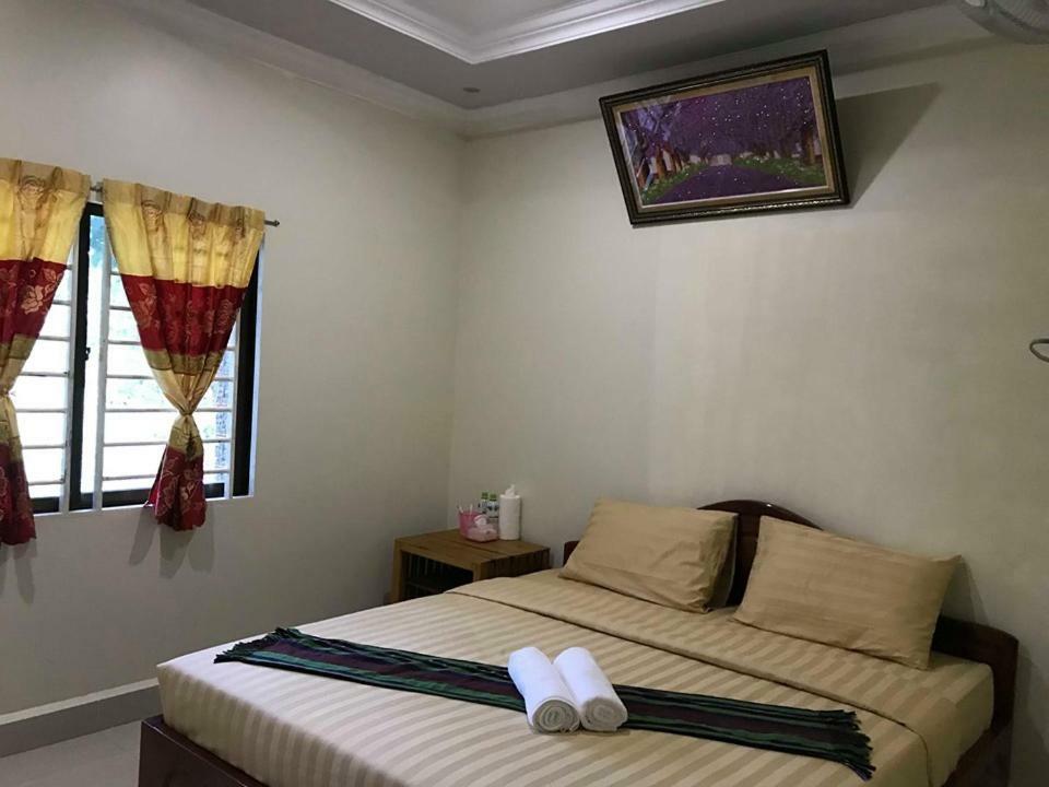 Manel Guesthouse And Restaurant ศรีมโนรม ภายนอก รูปภาพ