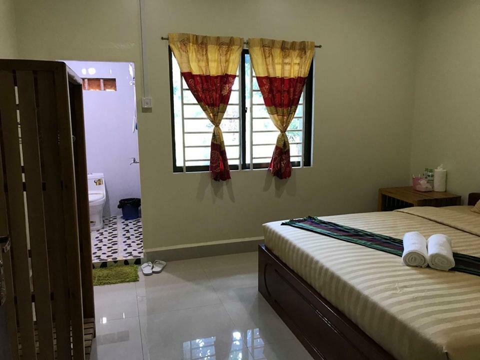 Manel Guesthouse And Restaurant ศรีมโนรม ภายนอก รูปภาพ