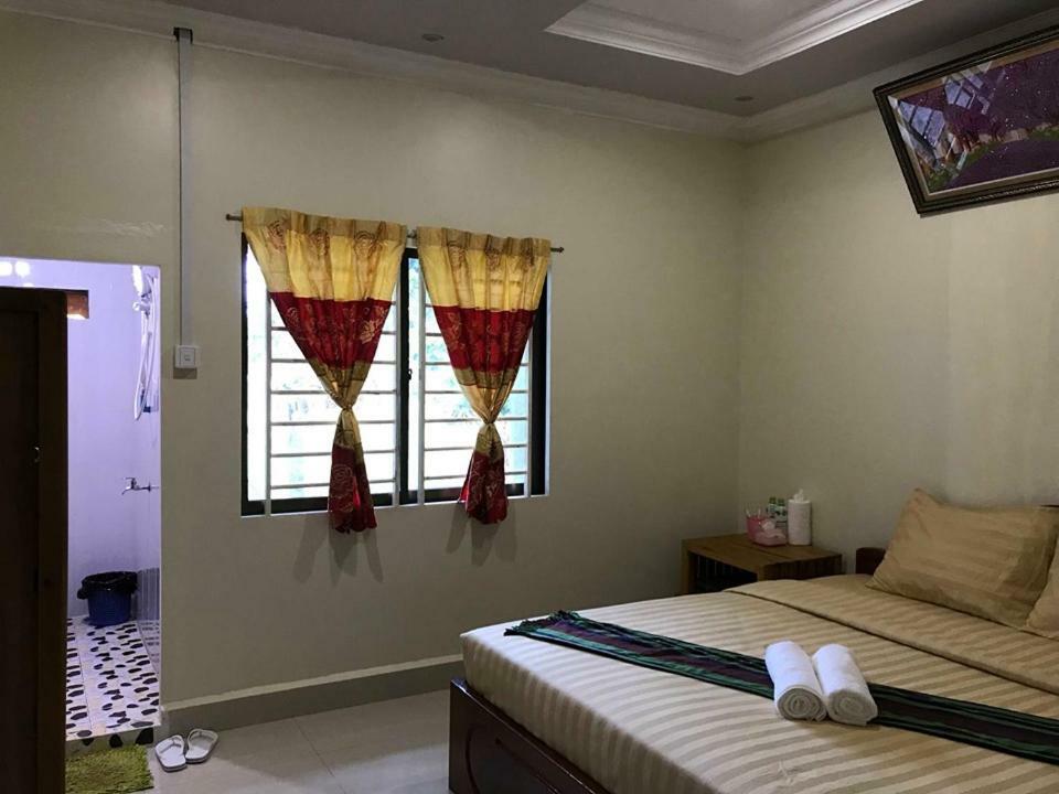 Manel Guesthouse And Restaurant ศรีมโนรม ภายนอก รูปภาพ
