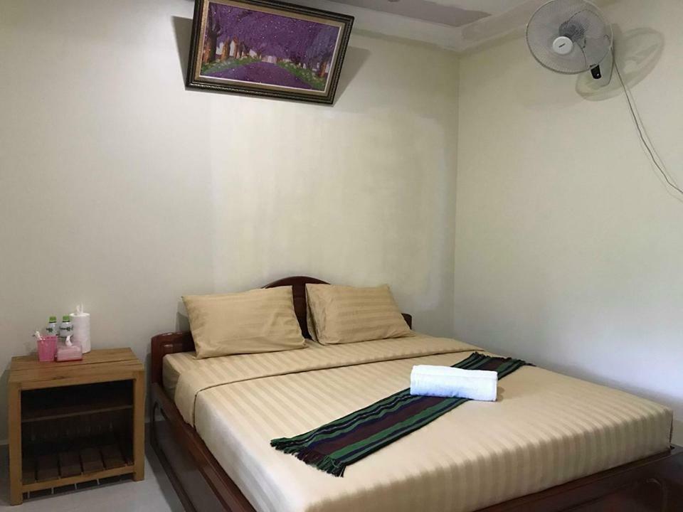 Manel Guesthouse And Restaurant ศรีมโนรม ภายนอก รูปภาพ