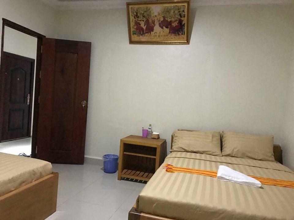 Manel Guesthouse And Restaurant ศรีมโนรม ภายนอก รูปภาพ