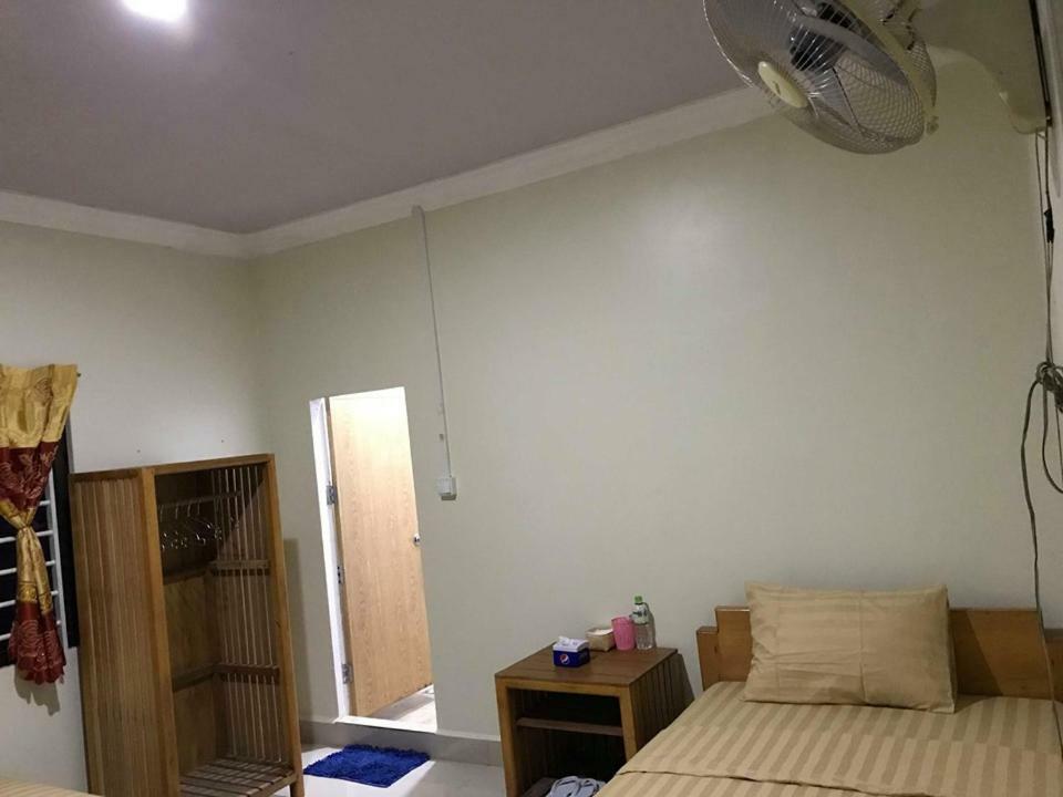Manel Guesthouse And Restaurant ศรีมโนรม ภายนอก รูปภาพ