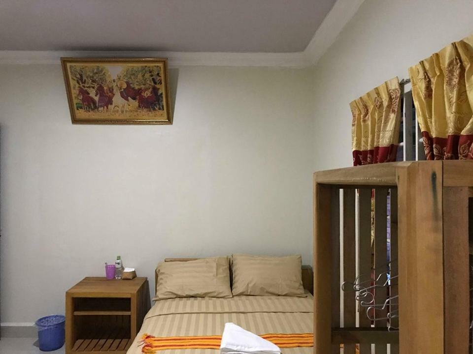 Manel Guesthouse And Restaurant ศรีมโนรม ภายนอก รูปภาพ