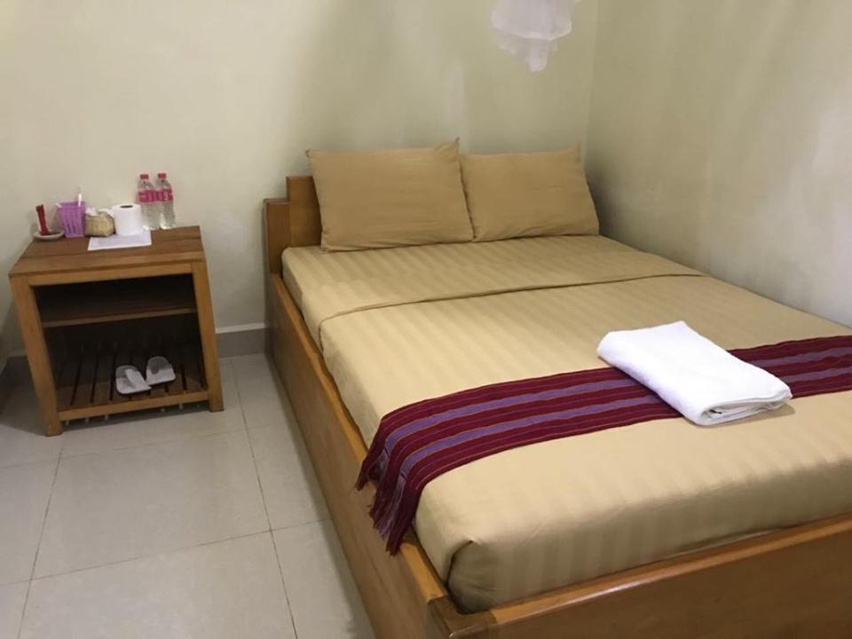 Manel Guesthouse And Restaurant ศรีมโนรม ภายนอก รูปภาพ